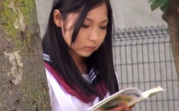 公園の木陰で小説読む清楚JKの潮吹きとおしっこの画像