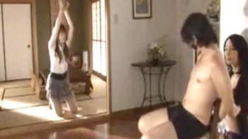 【お母さん】何やってるんですか！嫉妬から息子を椅子に縛り身動き出来ないようにして、息子の彼女の前でしゃぶって生ハメ性交の画像