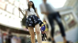 【パンチラ】ミニスカのモデル並みに可愛い女の子♡軽快に歩行する彼女のスカートの中を逆さ撮りでショーツ丸見えの画像