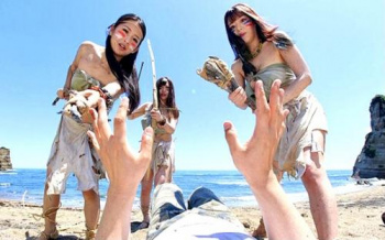 【VR】此処はお前が来るとこではない！舟が沈没して漂流し、僕は謎の女部族に捕えられてしまった！女だけの孤島で中出しの画像
