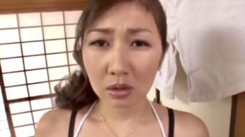 【近親相姦】コーラって言ったわよ！ポカリって言っただろとキレて、息子は恥辱的な命令を次々に出し義母の痴態を心から楽しむの画像