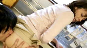 【母子相姦】ずっと、母さんのことが好きだったんだ！息子はオナネタにしていた母親に想いを告げ、父親に内緒で身体を許す母の画像