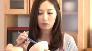 「お父さんには絶対言えない…。」お風呂でオナニーしてた事を見てた息子に迫られて、中に出したくて無理矢理ヤル息子【中出し】の画像