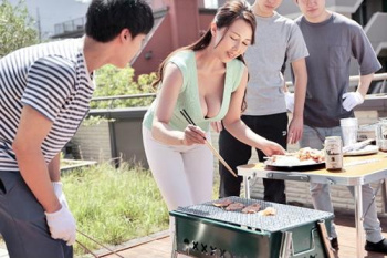 【友達の母親】遊びに来た息子の友達にもバーベキューを振る舞ってると、彼は豊満な肉体から目を離せず制御不能な絶倫交尾発動の画像