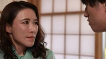 【熟女】ちょっと、やめて！居候してる甥っ子が雨で濡れた下着の透けた寂しい顔をしてた叔母と、過ごしたある夏の日の出来事の画像