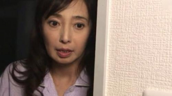 【近親相姦】くだらないことしてないで早く寝なさい！息子のセンズリを覗き見て、オマンコを触ってた音羽文子お母さんの画像