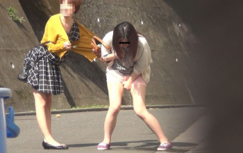美女の尿意我慢が限界に!屈辱の前押さえ着衣おもらし画像の画像