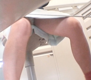 美人歯科助手、治療中に患者にパンチラを盗撮されていた!の画像