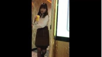 カラオケボックスで女性店員のスカートの中にカメラを入れる卑劣な変態客の画像