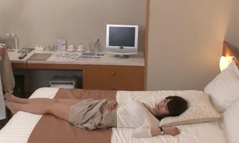 パンティまであと数センチ！　泥酔して横になる同僚OLのスカートを・・・の画像