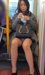 電車通勤の美人OLの三角パンチラを盗撮！更にその先まで・・・・画像【27枚】の画像