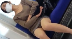 電車で眠ってしまったスカートOLの閉じていた両脚が徐々に開いてついにパンチラ！！【画像】の画像