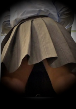 エロい友人に僕の彼女の逆さパンチラを盗撮されてしまった!の画像