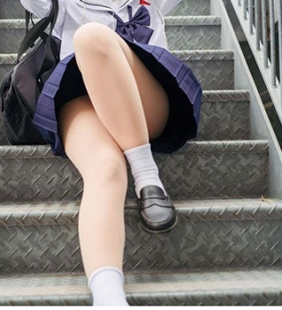 今も後悔。あの日直視できなかった同級生のパンチラ・・制服チラリズムの画像