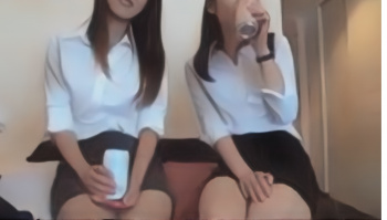 タイトミニスカートの美人同僚の三角ゾーンのパンチラガードをこじ開けてパンチラさせたい!の画像