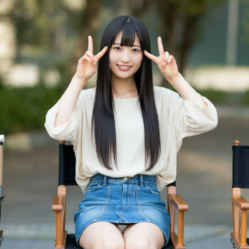 座ったミニスカートの女の子にピースさせて撮影すると、高確率でパンチラ見える!wwwの画像