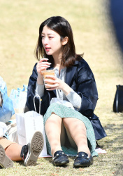 スカートの彼女を芝生や地べたに体育座りさせてパンチラ盗撮!【画像30枚】の画像