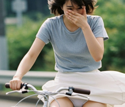 自転車に乗る女子大生。風でスカートがめくれて綿の純白生パンティを公開させられてしまう恥辱！の画像