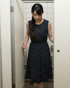 あの美人同僚OLがトイレ盗撮被害に！衝撃すぎる和式便器での放尿ポーズが動画流出！の画像