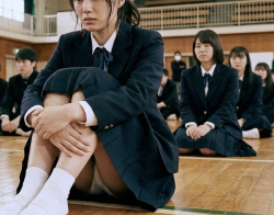 全校集会で体育座りしている女子のパンチラを・・・の画像