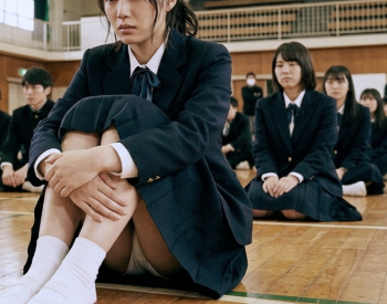 全校集会で体育座りしている女子のパンチラを・・・の画像