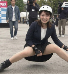 女子アナ、ローラースケートでミニスカ大股開きのパンチラ事故！の画像