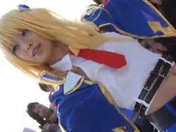 《パンチラ》コ●ケで生パンティを見せまくるコスプレイヤーを撮影の画像