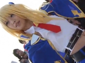 《パンチラ》コ●ケで生パンティを見せまくるコスプレイヤーを撮影の画像