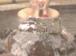 《風呂動画》露天風呂でほっぺに手をやるお姉さんの妖艶なカラダを隠し撮り盗撮の画像