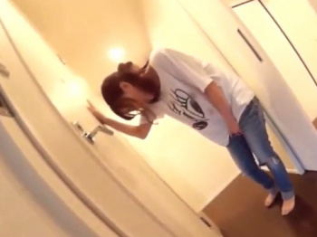 《お漏らし動画》トイレがずっと使用中で我慢できず漏らしてしまうお姉さんを隠し撮り盗撮の画像