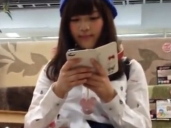 《パンチラ動画》スマホに夢中な可愛い童顔女子のスカートの中を隠し撮り盗撮の画像