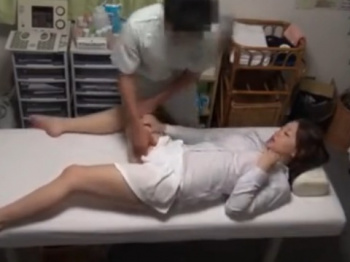 《マッサージ動画》マッサージ店で手マン責めで潮を吹きハメられるOLを隠し撮り盗撮の画像