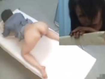 《診察動画》恥ずかしい格好で浣腸されて排便するお姉さんを隠し撮り盗撮の画像