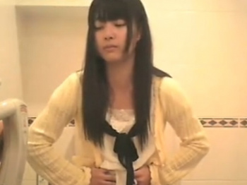 《排泄動画》S級美女！洋式トイレにカメラを仕掛けて隠し撮り盗撮の画像