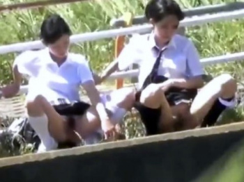 《排泄動画》野外で友達と並んで連れションする制服女子たちを隠し撮り盗撮の画像