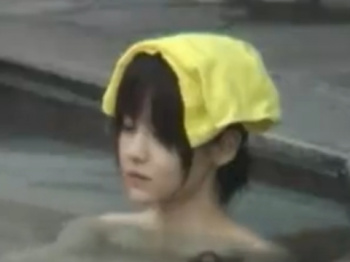 《風呂動画》超美少女が露天風呂を満喫する様子を隠し撮り盗撮の画像
