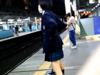 《パンチラ動画》ホームで見つけた制服女子のスカートをめくって隠し撮り盗撮の画像