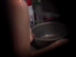 《風呂動画》隣家のお風呂を隙間からこっそりと隠し撮り盗撮の画像
