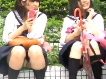 《パンチラ動画》強風の中の可愛い制服女子のパンティを隠し撮り盗撮の画像