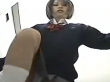 《排泄動画》アナル丸見えな制服ギャルの排泄を便器内アングルで隠し撮り盗撮の画像