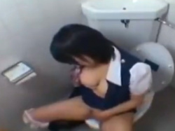 《オナニー動画》トイレで隠れてオナニーしてる女の子を隠し撮り盗撮の画像