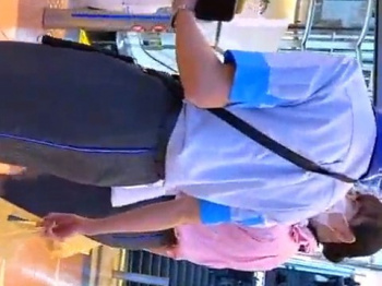 《パンチラ動画》仲良しCAさんのスカート内を隠し撮り盗撮の画像