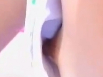 《胸チラ動画》水着や洋服から乳首チラするお姉さんを隠し撮り盗撮の画像