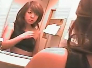 《排泄動画》和式トイレを用をたすギャルの排泄姿をカメラで隠し撮り盗撮の画像