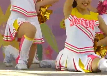 《チアガール動画》笑顔で踊るチアガールたちを隠し撮り盗撮の画像
