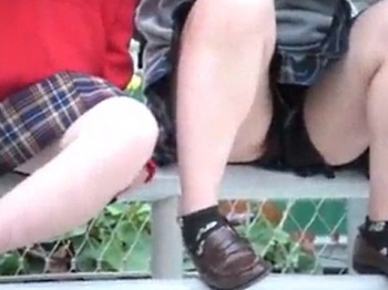 《パンチラ動画》友達同士で座り込んでいる少女たちを隠し撮り盗撮の画像