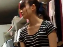 《パンチラ動画》激カワの美人アパレル店員を隠し撮り盗撮の画像