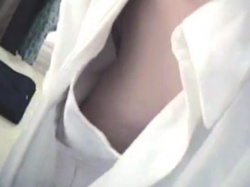 《胸チラ動画》接客中で服が開けていることに気づかない店員さんの胸元を隠し撮り盗撮の画像