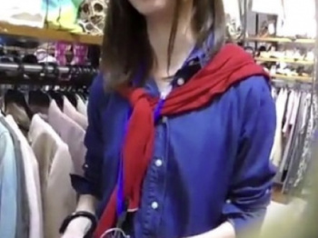 《パンチラ動画》ショップ店員の美人お姉さんを隠し撮り盗撮の画像