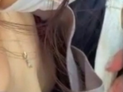 《胸チラ動画》電車内で居眠りして胸元が隙だらけなお姉さんを隠し撮り盗撮の画像